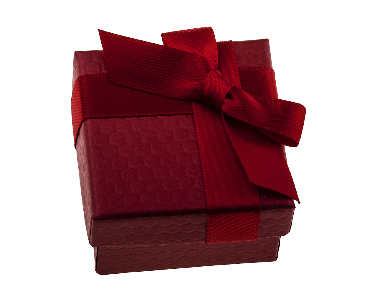 pudełko czerwone z kokardką na biżuterię
